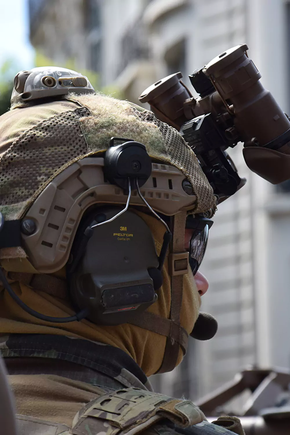 Photo d'un militaire de profil en extérieur